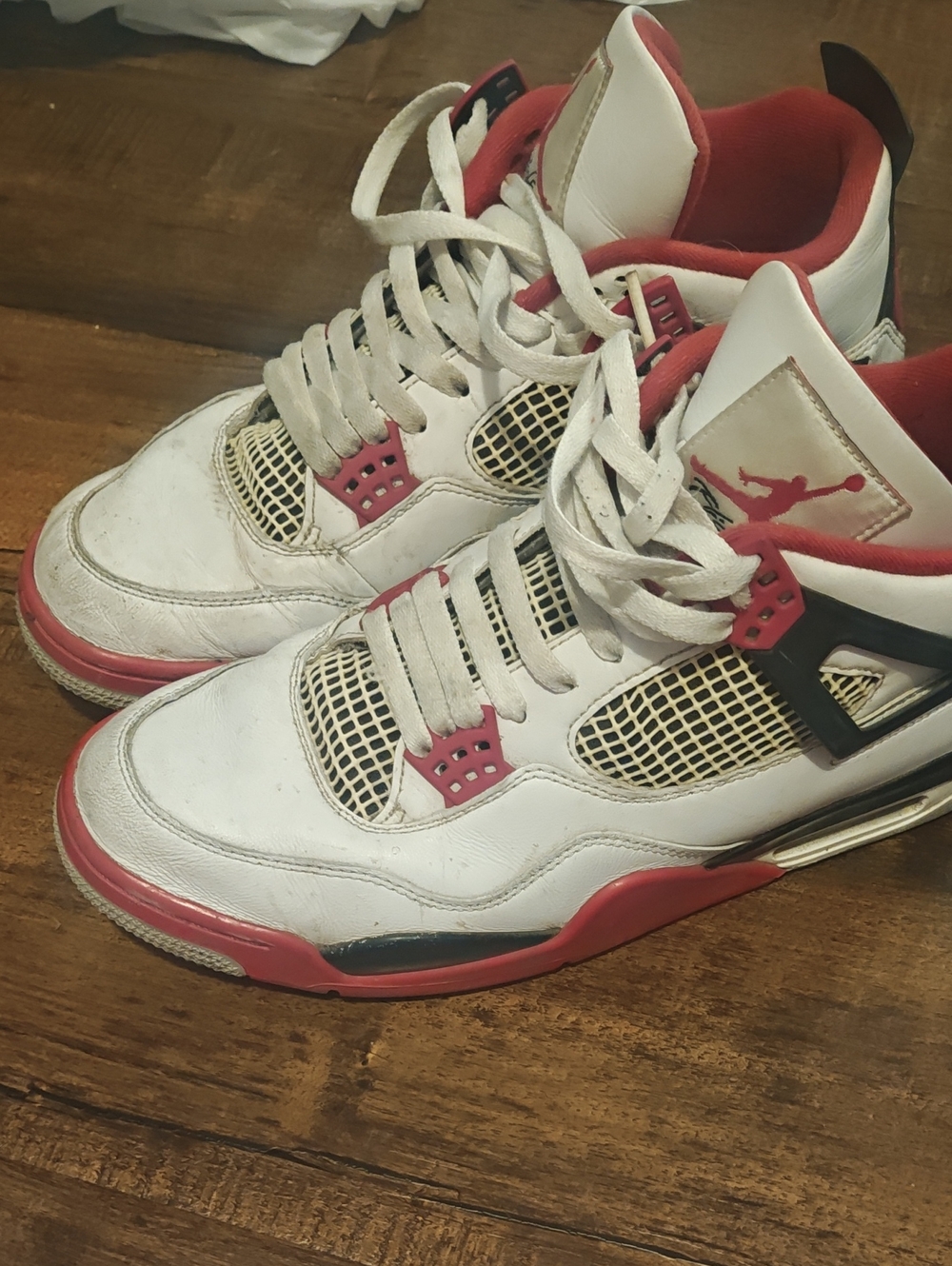 Jordan Men's White and Red Retro Basketball Sneakers